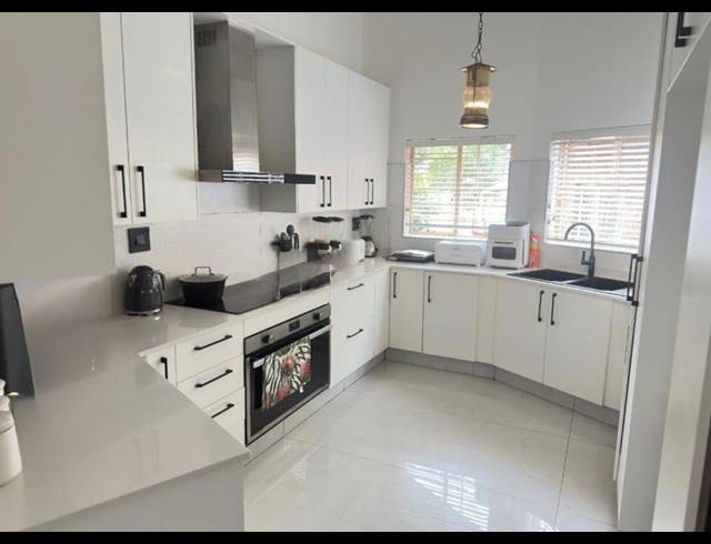 4 BEDROOM HOUSE FOR SALE IN WATERKLOOF GLEN